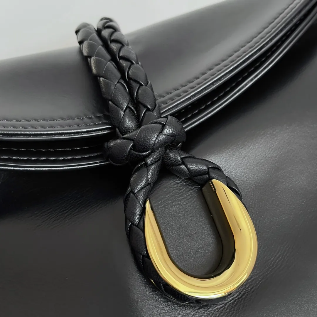 Batch 1680 Inspired by the 1970s, the Bottega Veneta women's logo shoulder bag has a smooth leather surface that brings a clean and handsome feel, just like the neatness and tenacity of a working woman. The front buckle is made of high-quality hardware pendant, the overall retro elegance, and the excellent leather feels soft. This Bottega Veneta series can be described as beautiful, weakening the complexity of the outfit, not competing for it, and only using the best quality to interpret itself. Style number: 806034 (large size) Size: 30*20*8cm